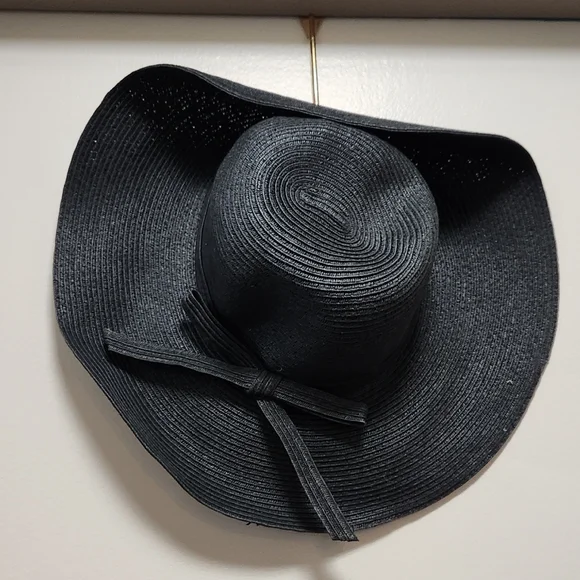 Elegant Black Wide-Brimmed Hat - Picture 2 of 6